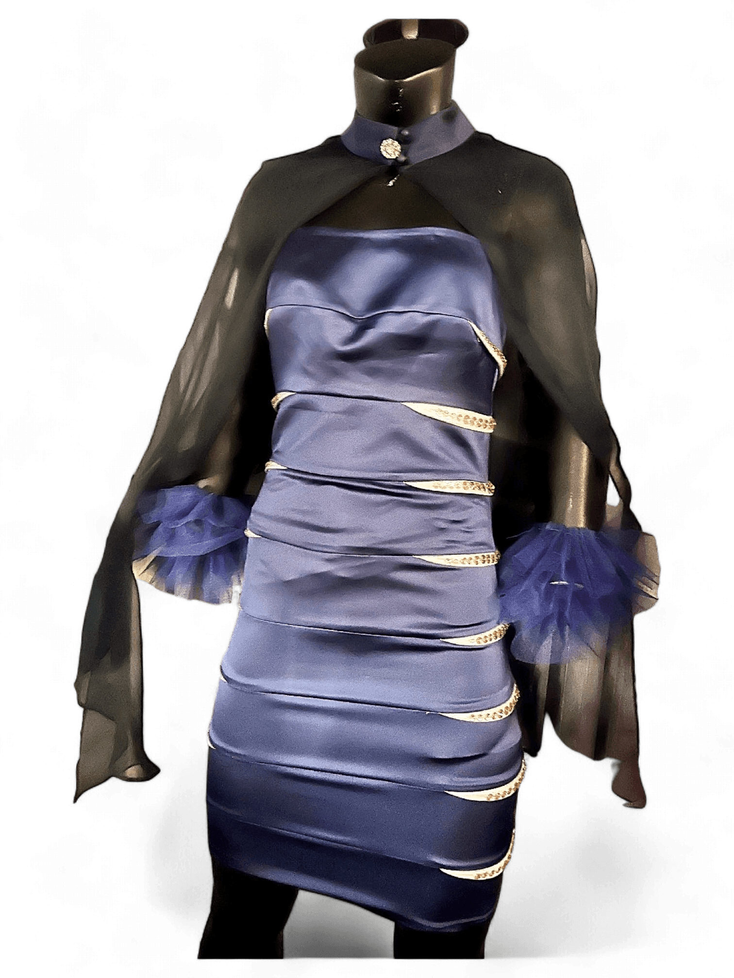 Modern Satin Bodycon-klänning med Gulddetaljer och Transparent Cape 1