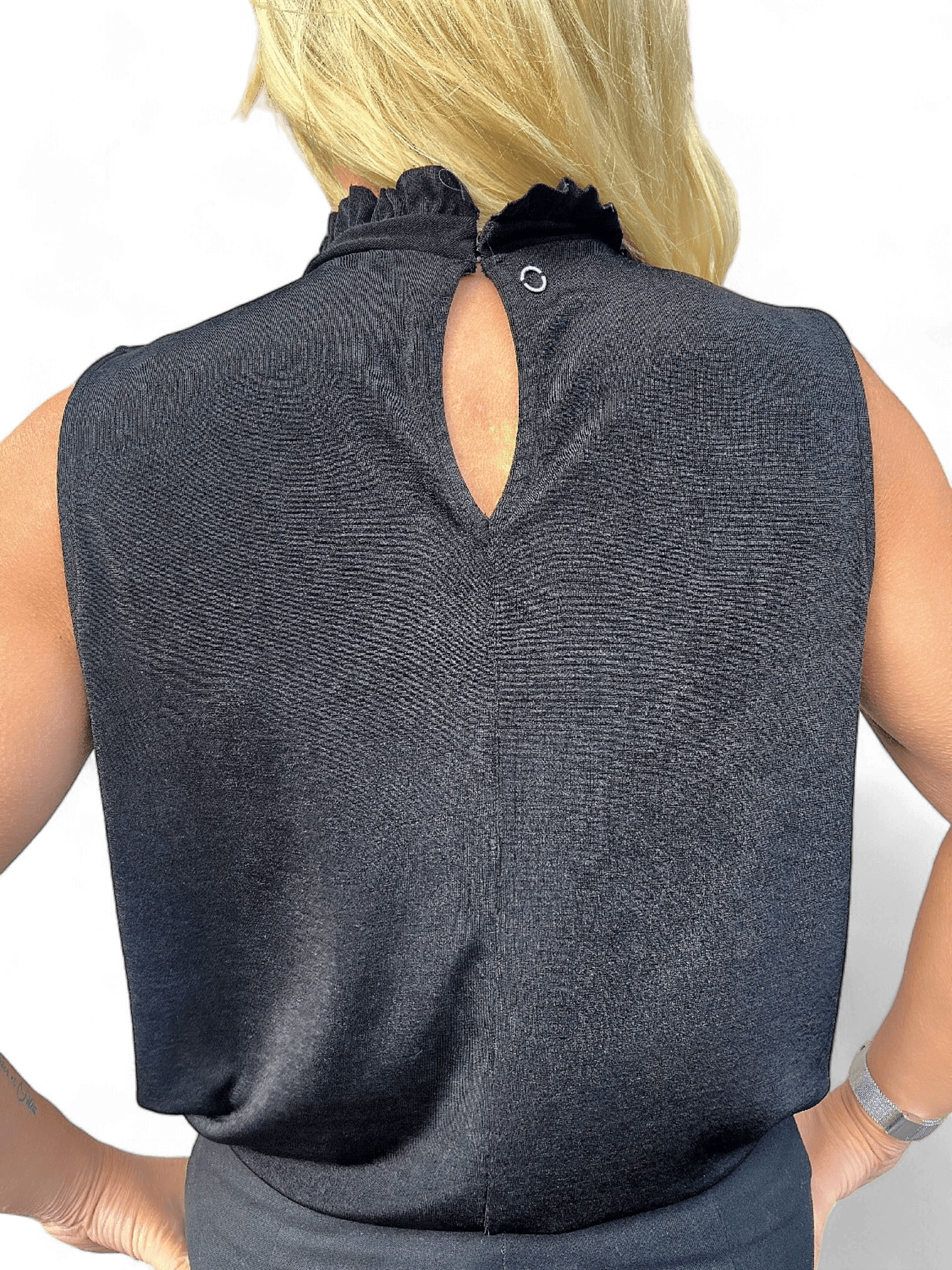 Elegant svart ärmlös turtleneck-topp med rynkad krage 2