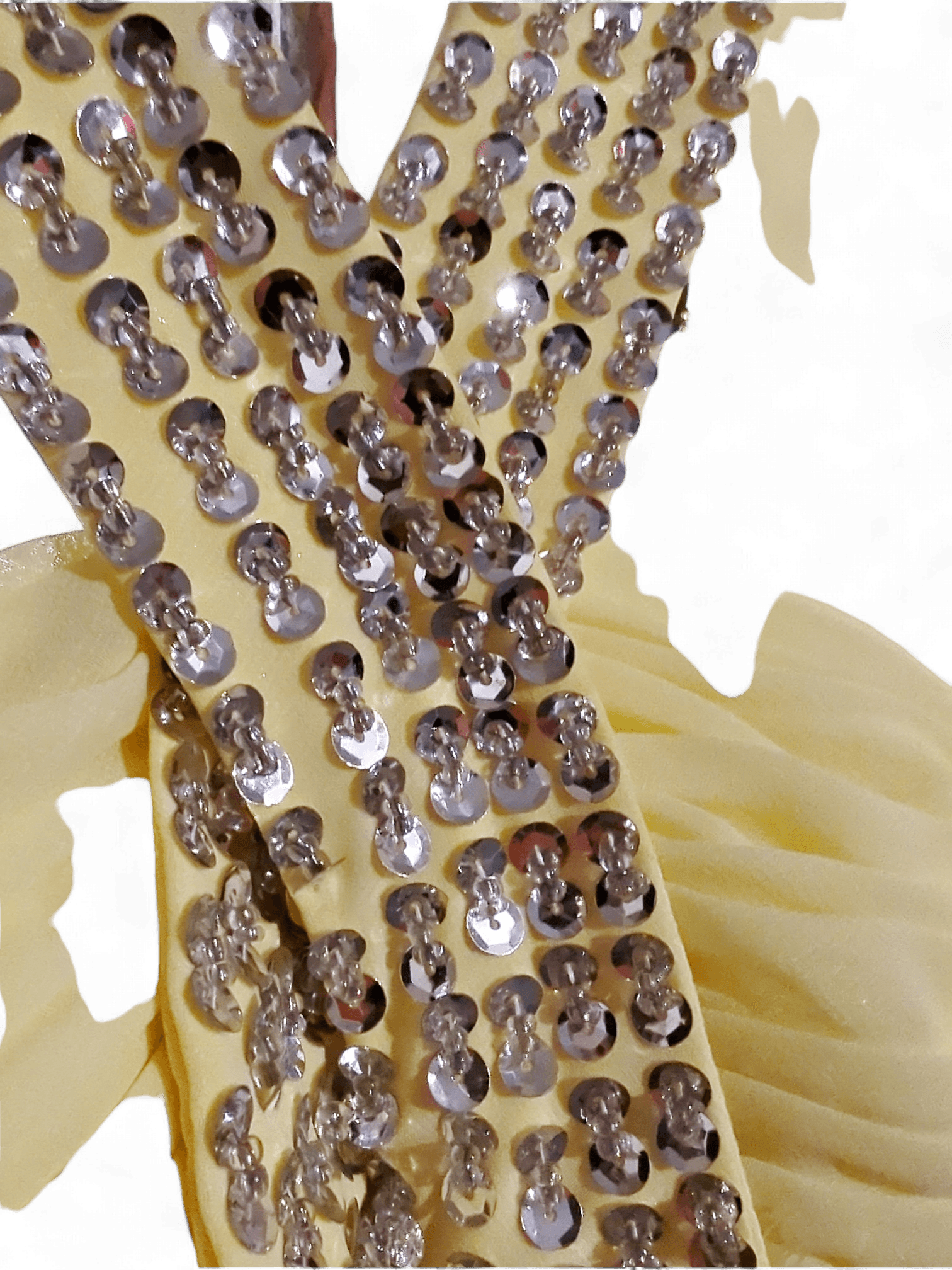 Elegant gul balklänning med pärldekorerad halterneck 6