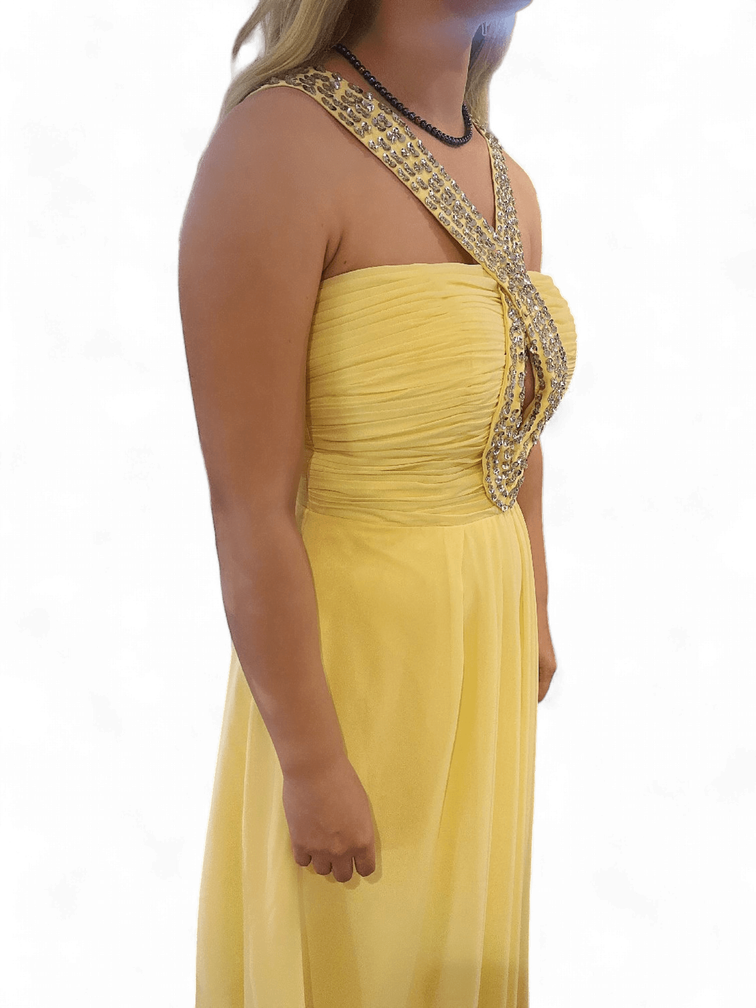 Elegant gul balklänning med pärldekorerad halterneck 2