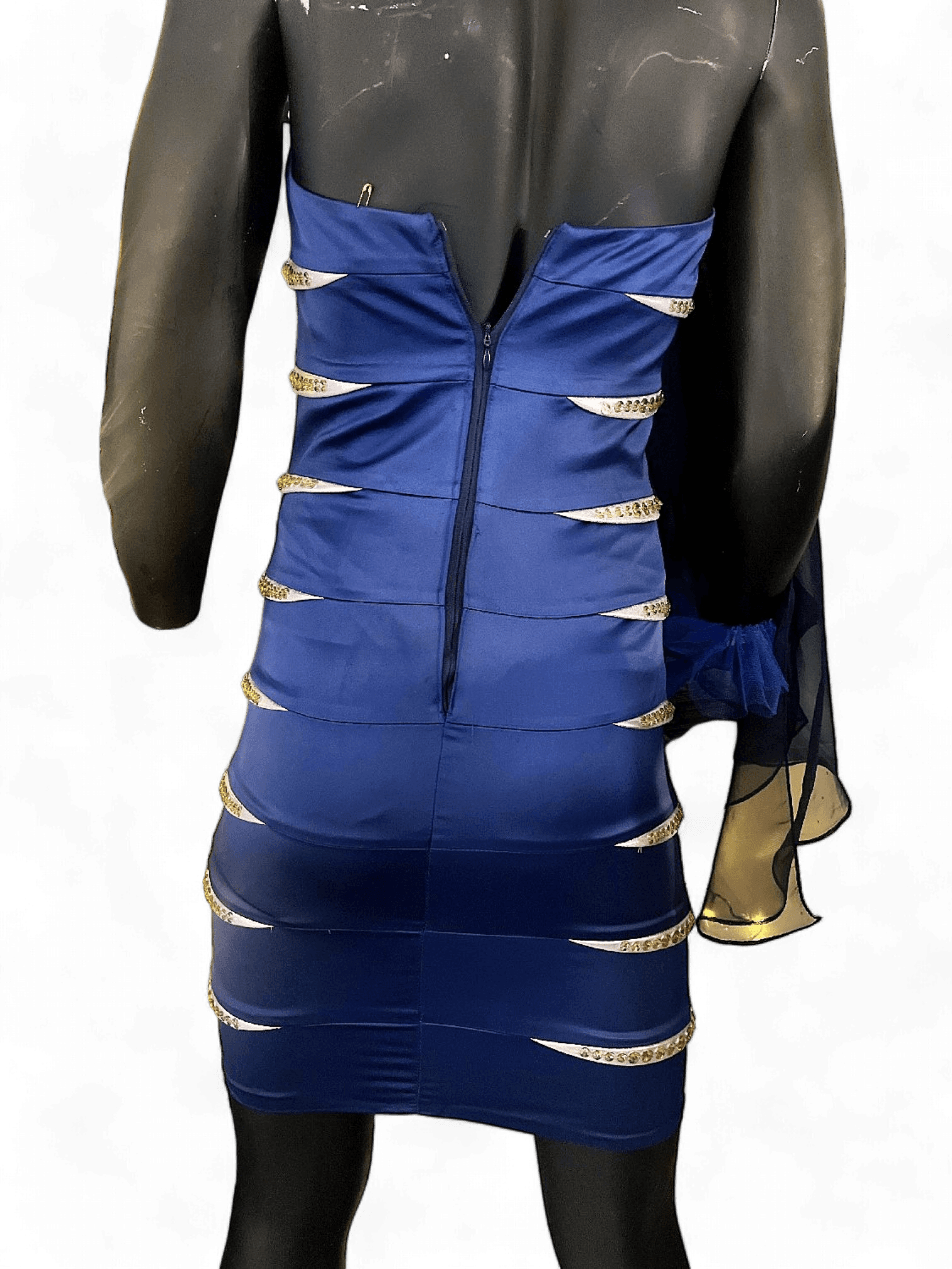 Modern Satin Bodycon-klänning med Gulddetaljer och Transparent Cape 2