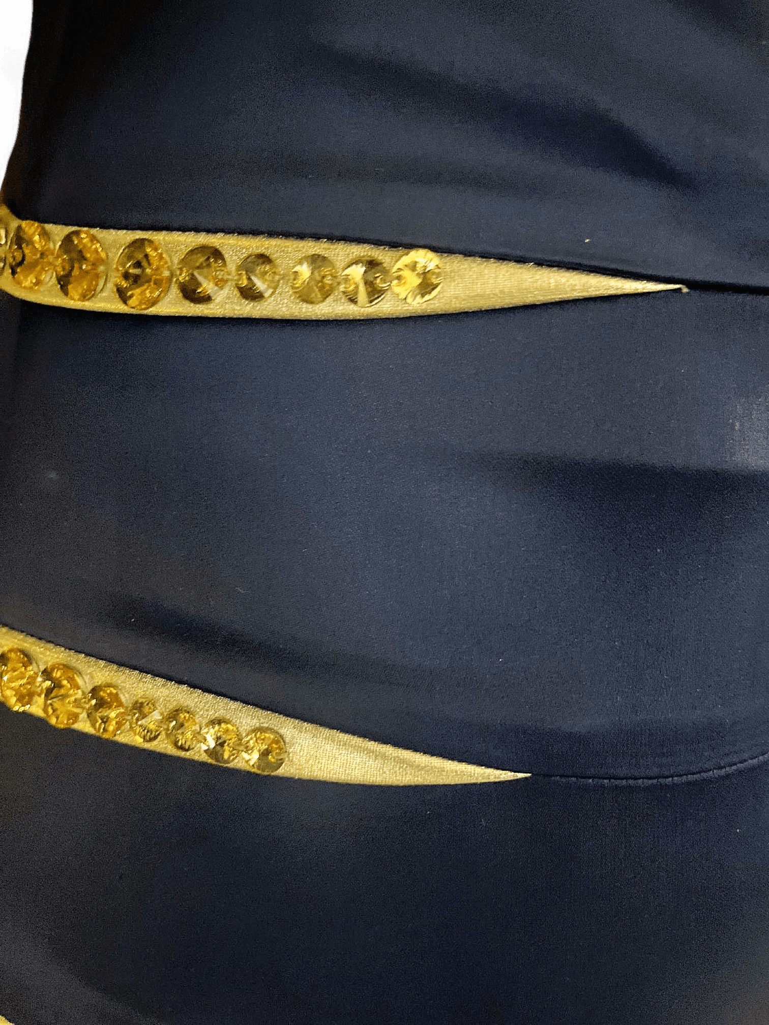 Modern Satin Bodycon-klänning med Gulddetaljer och Transparent Cape 3